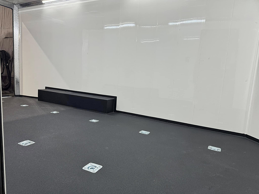 Installation d'attache au plancher.