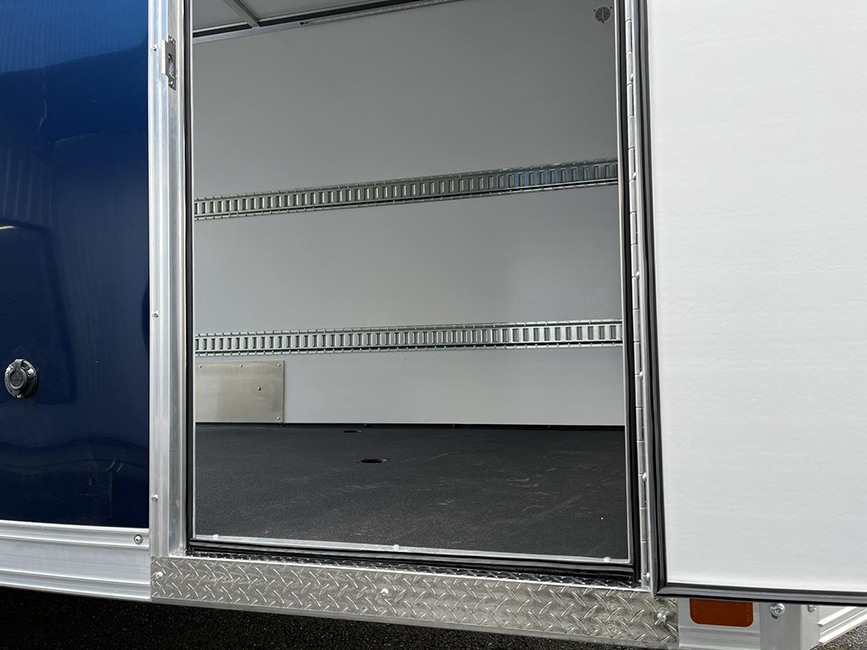 Installation de rail d'attache pour un meilleur rangement.
